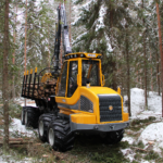 forvarder FR28 noores tihedas metsas