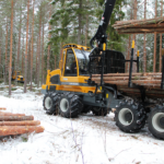 optimaalse suurusega kokkuveotraktor FR28 laadimas
