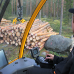 forvarderioperaator juhib vedaja kraanat