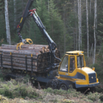 vedaja FR48 veab puitu langilt tee äärde