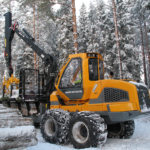 forvarder FR68 tõstab palke lumises metsas